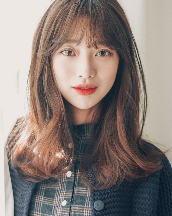 2023年、韓国女子の前髪スタイル|キュートで楽しいヘアスタイルを今日から試してみよう 13 パッツン前髪