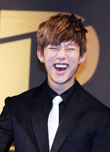 kpop idols with dimples