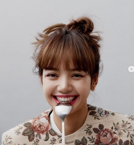 メッシーバン ブラックピンクリサ ヘアスタイル